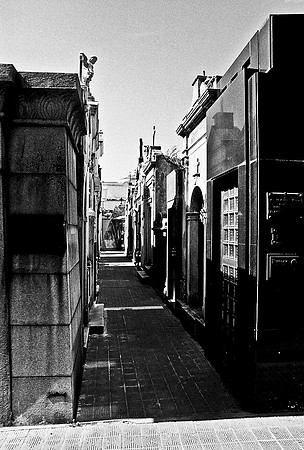 2628_FM_BW_35MM_CEMENTARY_35MM_BUENOS_AIRES_ARGENTINA_2004_15