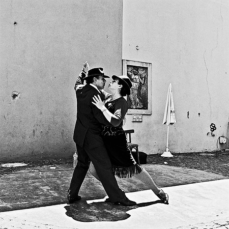 2632_FM_BW_SQ_LA_BOCA_TANGO_BUENOS_AIRES_ARGENTINA_2004_10