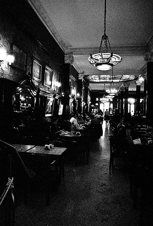 2630_FM_BW_35MM_CAFE_BUENOS_AIRES_ARGENTINA_2004_19