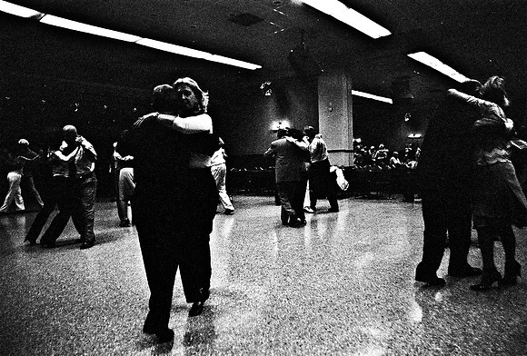 2641_FM_BW_35MM_LA_BOCA_CAFE_TANGO_BUENOS_AIRES_ARGENTINA_2004_32