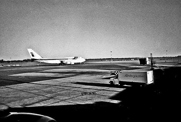 2669_FM_BW_35MM_BUENOS_AIRES_ARGENTINA_2004_10