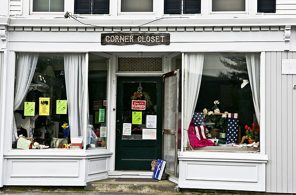 06573_ZV4N_0269_DG_COLOR_NOANK_CONNECTICUT_CT_USA_2007documentary_urban_shopingwindows