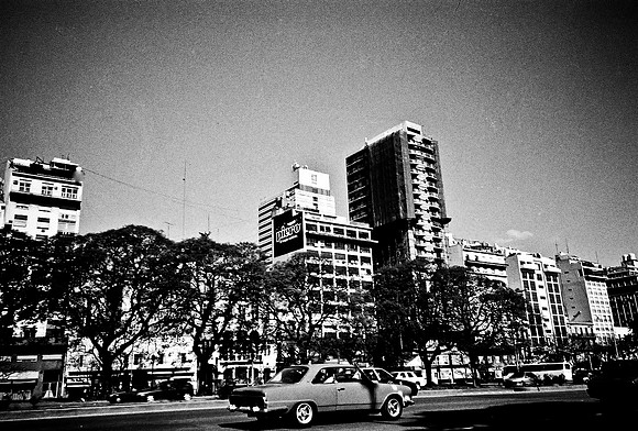 2669_FM_BW_35MM_BUENOS_AIRES_ARGENTINA_2004_24