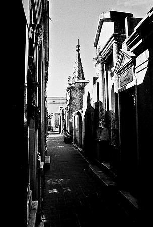 2628_FM_BW_35MM_CEMENTARY_35MM_BUENOS_AIRES_ARGENTINA_2004_16