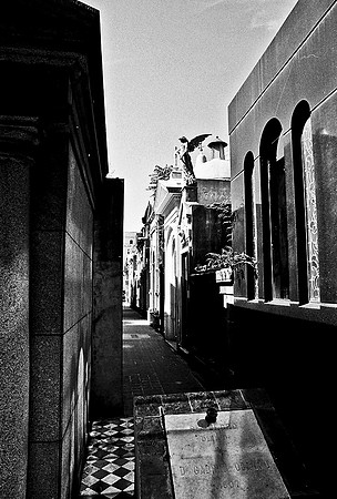 2628_FM_BW_35MM_CEMENTARY_35MM_BUENOS_AIRES_ARGENTINA_2004_17