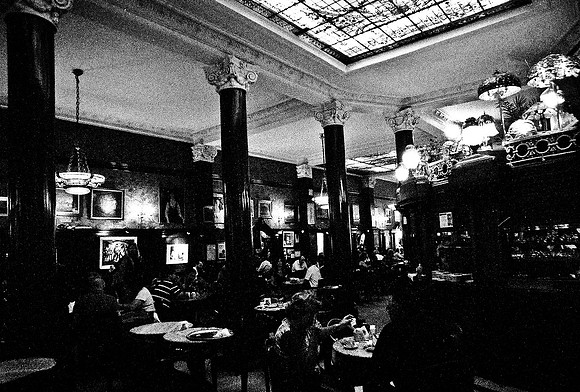 2630_FM_BW_35MM_CAFE_BUENOS_AIRES_ARGENTINA_2004_11