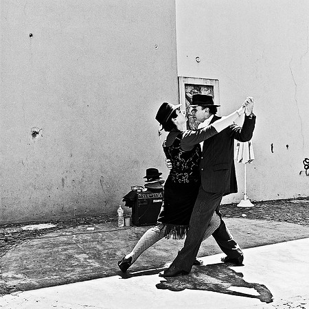 2632_FM_BW_SQ_LA_BOCA_TANGO_BUENOS_AIRES_ARGENTINA_2004_11
