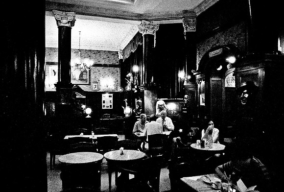 2630_FM_BW_35MM_CAFE_BUENOS_AIRES_ARGENTINA_2004_27
