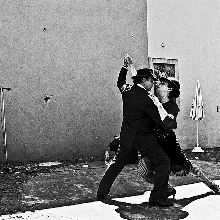 2638_FM_BW_SQ_LA_BOCA_TANGO_BUENOS_AIRES_ARGENTINA_2004_5