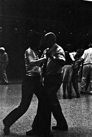 2641_FM_BW_35MM_LA_BOCA_CAFE_TANGO_BUENOS_AIRES_ARGENTINA_2004_28