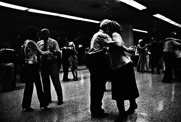 2641_FM_BW_35MM_LA_BOCA_CAFE_TANGO_BUENOS_AIRES_ARGENTINA_2004_21