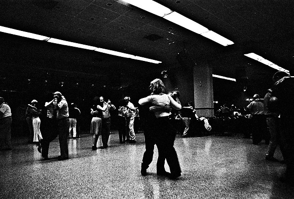 2641_FM_BW_35MM_LA_BOCA_CAFE_TANGO_BUENOS_AIRES_ARGENTINA_2004_29