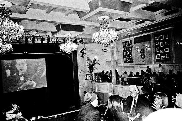 2668_FM_BW_35MM_TANGO_SHOW_CARTEL_BUENOS_AIRES_ARGENTINA_2004_13