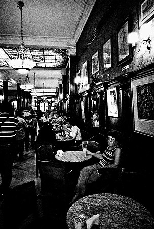 2630_FM_BW_35MM_CAFE_BUENOS_AIRES_ARGENTINA_2004_32