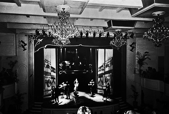 2668_FM_BW_35MM_TANGO_SHOW_CARTEL_BUENOS_AIRES_ARGENTINA_2004_29
