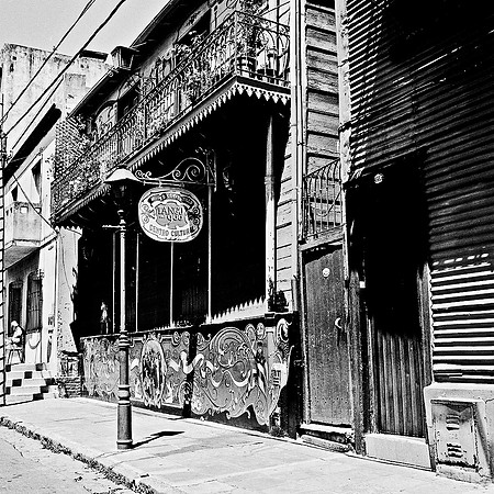 2632_FM_BW_SQ_LA_BOCA_TANGO_BUENOS_AIRES_ARGENTINA_2004_1