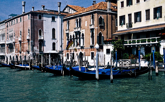 3814_SL_COLOR_AROUND_THE_WORLD_IN_8_MONTHS_APRIL_2000_19