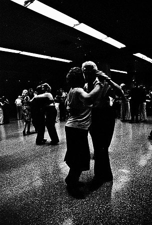 2641_FM_BW_35MM_LA_BOCA_CAFE_TANGO_BUENOS_AIRES_ARGENTINA_2004_22