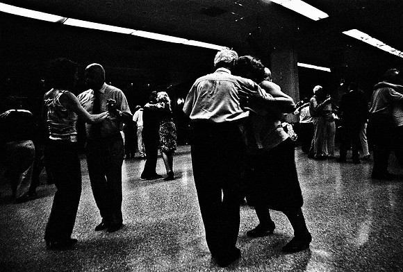 2641_FM_BW_35MM_LA_BOCA_CAFE_TANGO_BUENOS_AIRES_ARGENTINA_2004_20