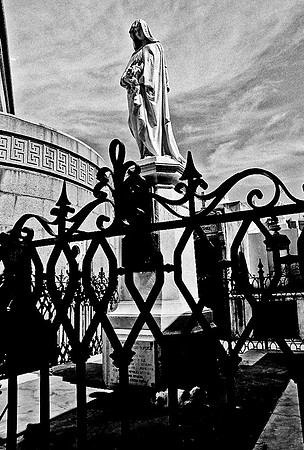 2628_FM_BW_35MM_CEMENTARY_35MM_BUENOS_AIRES_ARGENTINA_2004