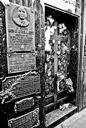 2628_FM_BW_35MM_CEMENTARY_35MM_BUENOS_AIRES_ARGENTINA_2004_28