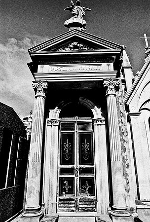 2628_FM_BW_35MM_CEMENTARY_35MM_BUENOS_AIRES_ARGENTINA_2004_22