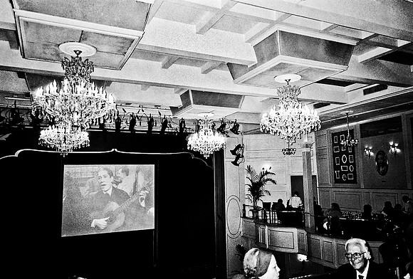 2668_FM_BW_35MM_TANGO_SHOW_CARTEL_BUENOS_AIRES_ARGENTINA_2004_18