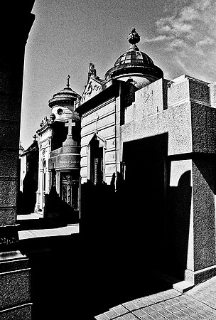 2628_FM_BW_35MM_CEMENTARY_35MM_BUENOS_AIRES_ARGENTINA_2004_23