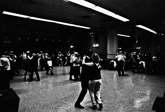2641_FM_BW_35MM_LA_BOCA_CAFE_TANGO_BUENOS_AIRES_ARGENTINA_2004_2