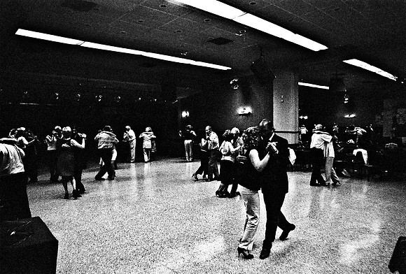 2641_FM_BW_35MM_LA_BOCA_CAFE_TANGO_BUENOS_AIRES_ARGENTINA_2004_3