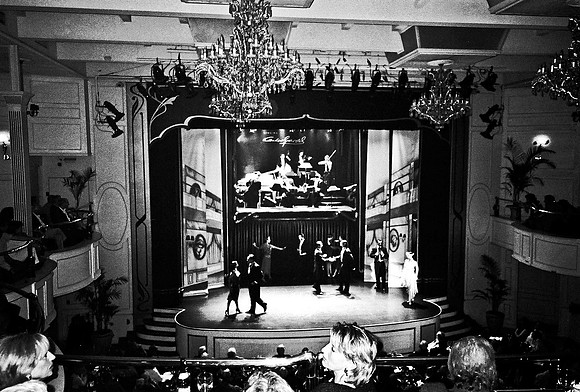 2668_FM_BW_35MM_TANGO_SHOW_CARTEL_BUENOS_AIRES_ARGENTINA_2004_5