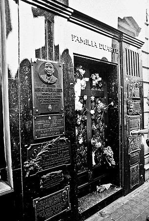 2628_FM_BW_35MM_CEMENTARY_35MM_BUENOS_AIRES_ARGENTINA_2004_18