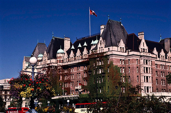 06806_B19_SL_COLOR_VICTORIA_WS_97_19.jpg