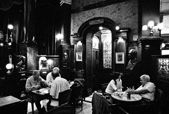 2630_FM_BW_35MM_CAFE_BUENOS_AIRES_ARGENTINA_2004_15