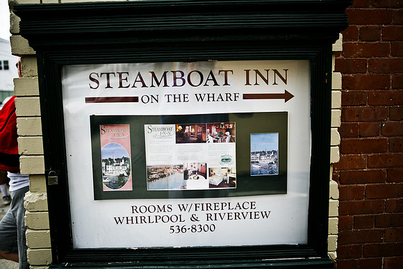 06573_ZV4N_0338_DG_COLOR_KENNEBUNKPORT_MAINE_ME_USA_2007_graphics_signs