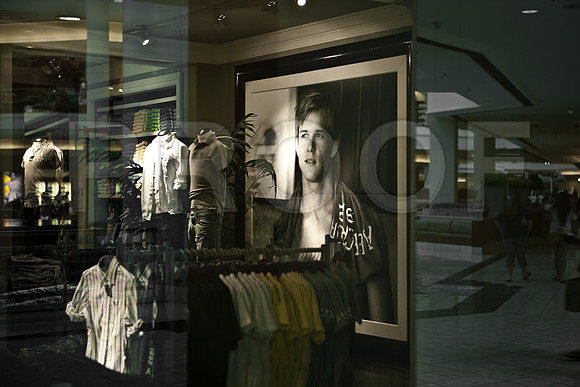 42599_Windows_ReflectionsMall_Miami_FL_ZV4N5089