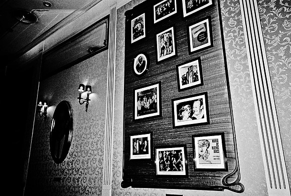2668_FM_BW_35MM_TANGO_SHOW_CARTEL_BUENOS_AIRES_ARGENTINA_2004