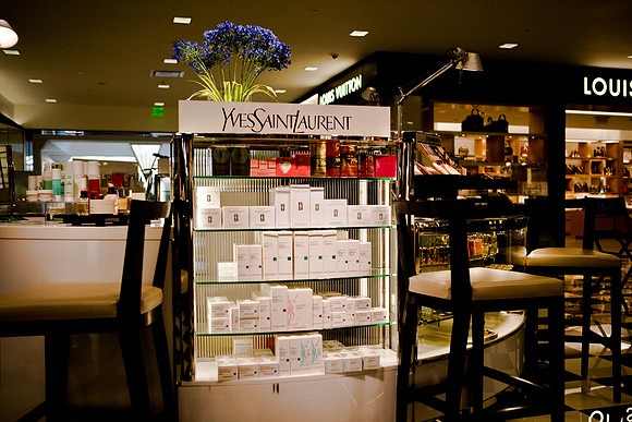 06587_ZV4N_1257_DG_COLOR_Costa_Mesa_Fashion_Island_Ivy_CA_USA_2007