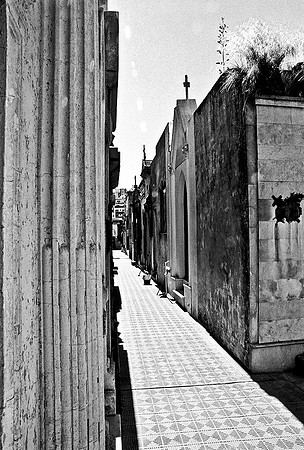 2628_FM_BW_35MM_CEMENTARY_35MM_BUENOS_AIRES_ARGENTINA_2004_10