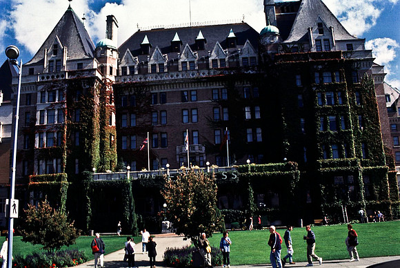 06806_B19_SL_COLOR_VICTORIA_WS_97_03.jpg