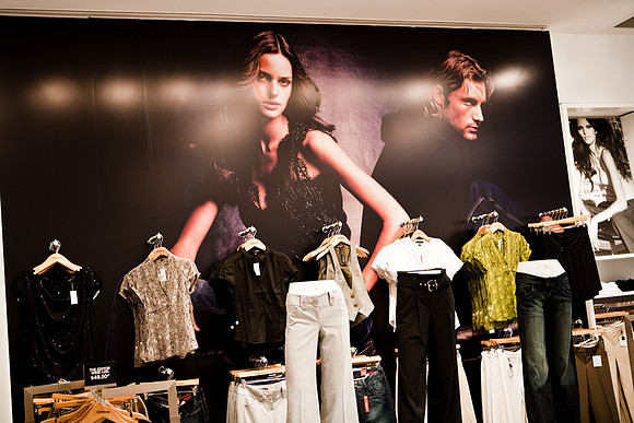 06587_ZV4N_1351_DG_COLOR_Costa_Mesa_Fashion_Island_Ivy_CA_USA_2007