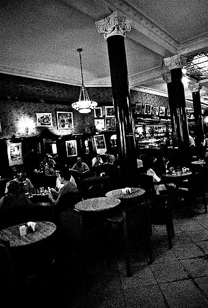 2630_FM_BW_35MM_CAFE_BUENOS_AIRES_ARGENTINA_2004_31
