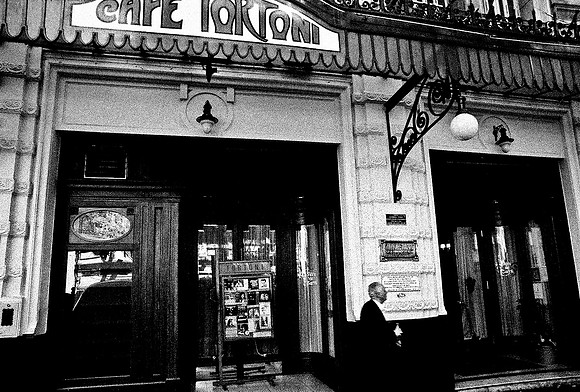 2630_FM_BW_35MM_CAFE_BUENOS_AIRES_ARGENTINA_2004_35