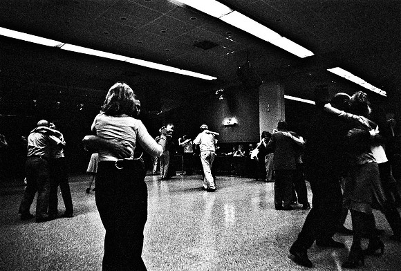 2641_FM_BW_35MM_LA_BOCA_CAFE_TANGO_BUENOS_AIRES_ARGENTINA_2004_33