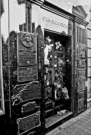 2628_FM_BW_35MM_CEMENTARY_35MM_BUENOS_AIRES_ARGENTINA_2004_29