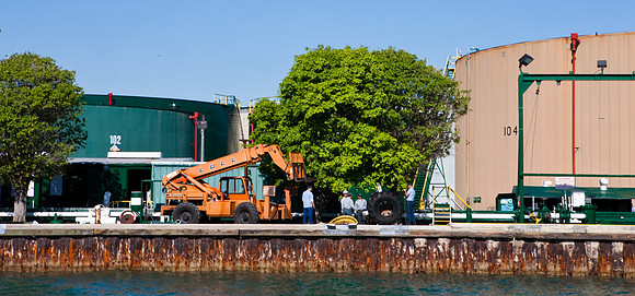20090421-29001_Fisher_Island_Back_Stage_Oil_Tankers_5L8Y6158