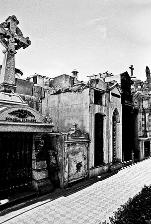 2628_FM_BW_35MM_CEMENTARY_35MM_BUENOS_AIRES_ARGENTINA_2004_2