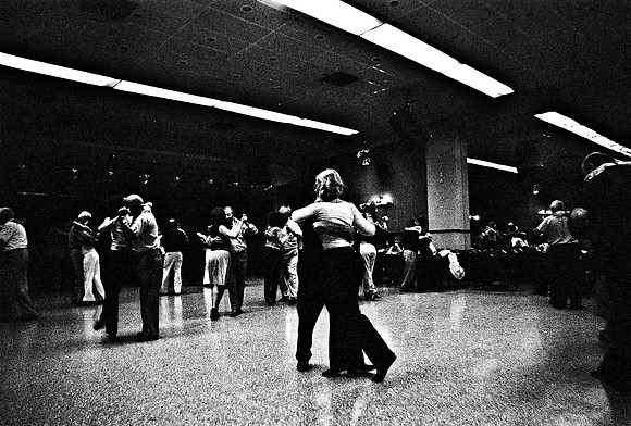2641_FM_BW_35MM_LA_BOCA_CAFE_TANGO_BUENOS_AIRES_ARGENTINA_2004_30