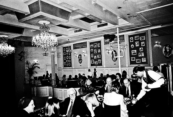 2668_FM_BW_35MM_TANGO_SHOW_CARTEL_BUENOS_AIRES_ARGENTINA_2004_14