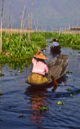 3521_SL_COLOR_AROUND_THE_WORLD_IN_8_MONTHS_APRIL_2000_16